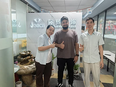 Un cliente dell'Oman visita la nostra fabbrica di Guangzhou per gioielli in p...