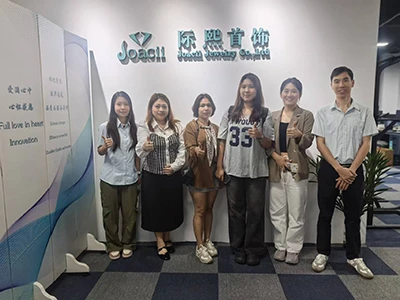 I clienti del Myanmar visitano l'ufficio di Guangzhou per la-selezione di gio...