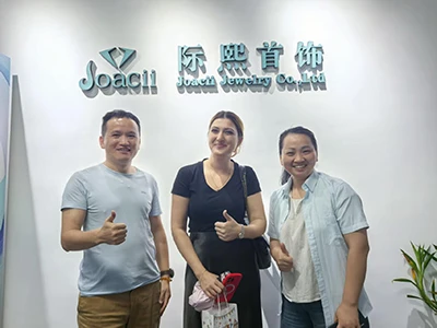 Bentornato! Il cliente del Regno Unito ritorna a Joacii
