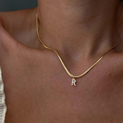 Collana con catena a forma di serpente con lettera